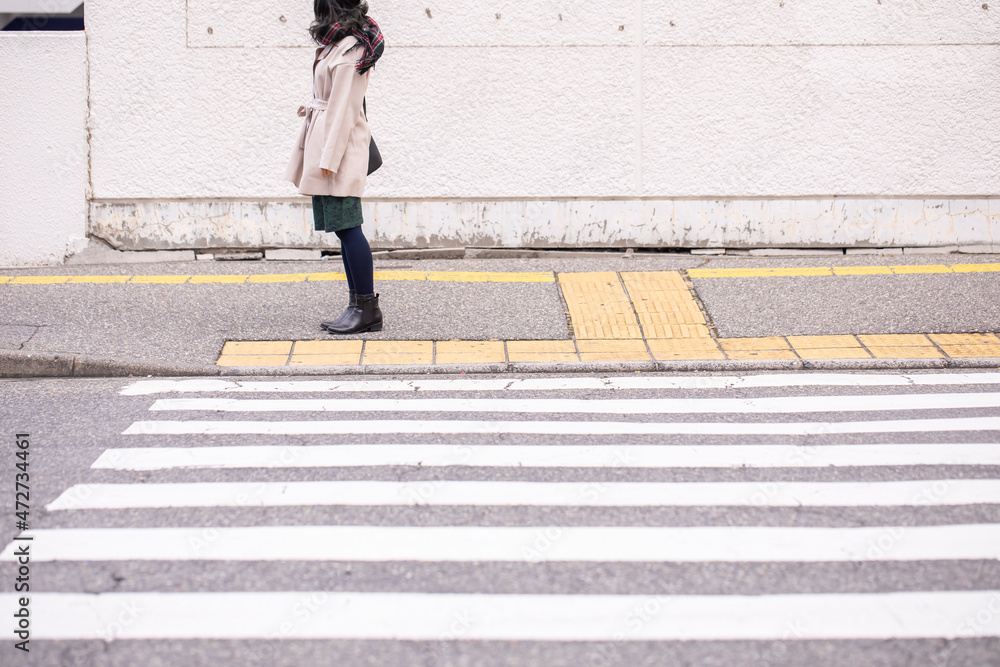 横断歩道で立ち止まる女性　woman