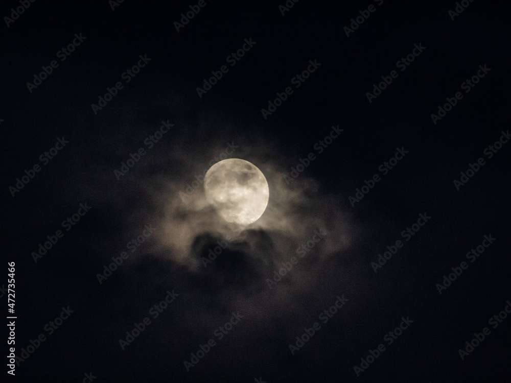Luna entre nubes