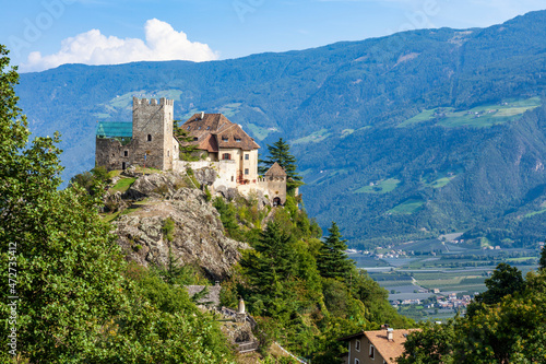 Das mittelalterliche Schloß Juval hoch in den Südtiroler Alpen mit Blick ins Tal