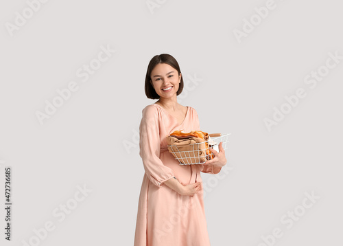 Young pregnant woman holdin...