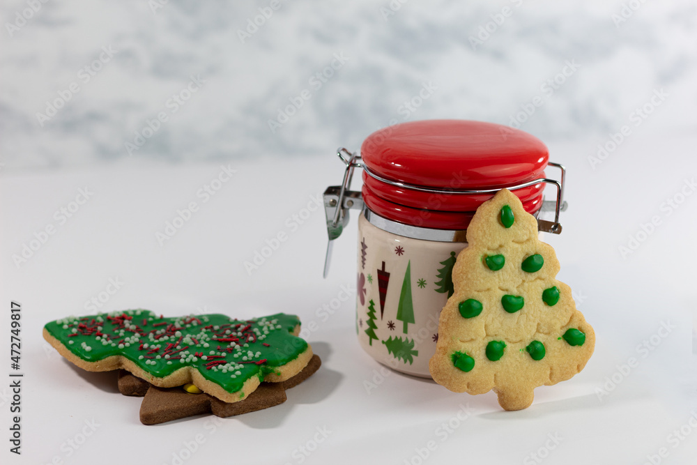Galletas navideñas sobre frasco de cerámica. Galletas navideñas sobre frasco de cerámica.