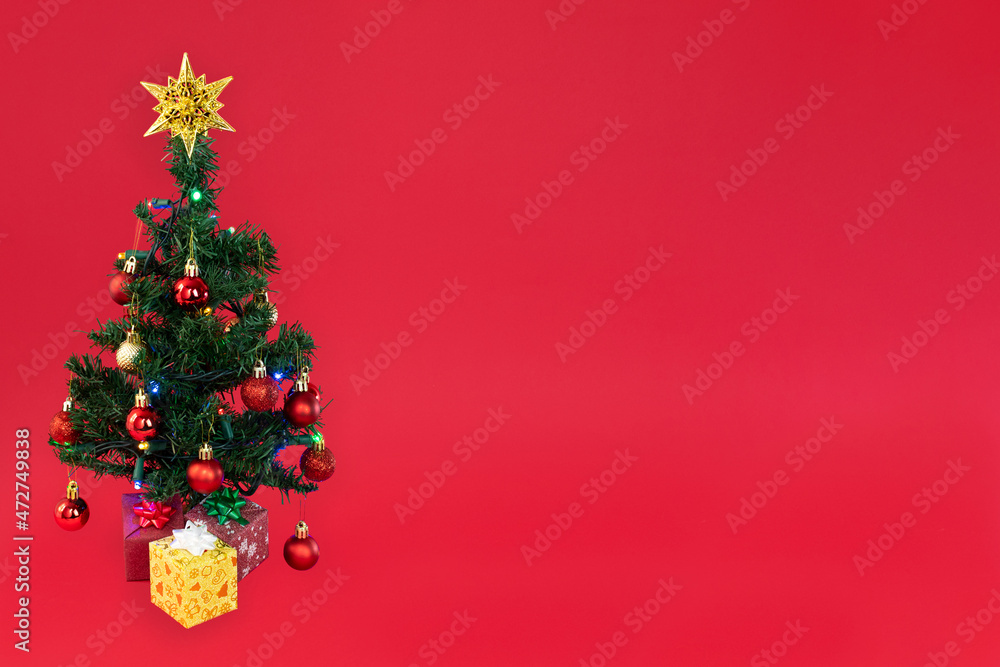 Banner con árbol de navidad con fondo rojo.