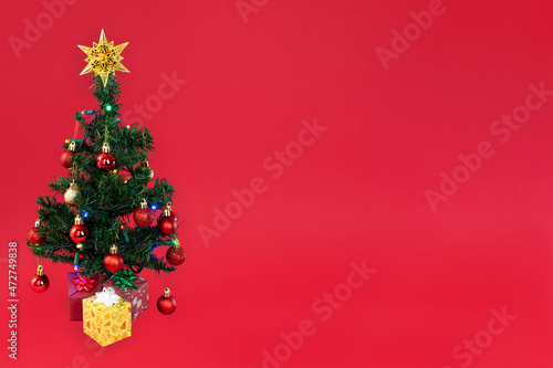 Banner con   rbol de navidad con fondo rojo.