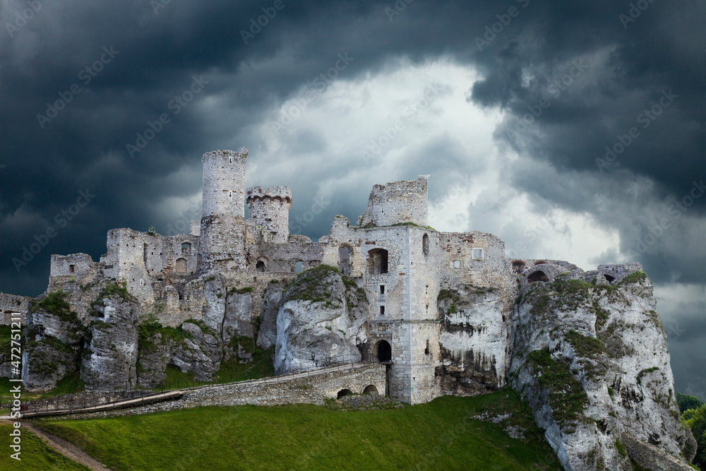 Fototapeta premium Europe, Poland. Storm clouds over Ogrodzieniec Castle.