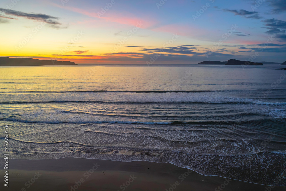 Fototapeta premium Sunrise seascape with a mix of high and medium clouds