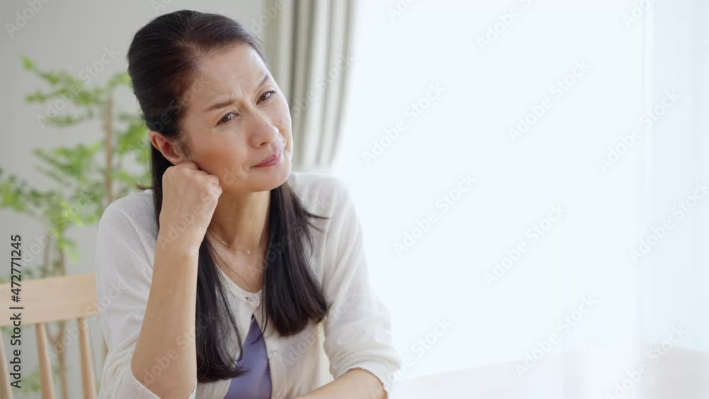 60p 考えるシニア女性