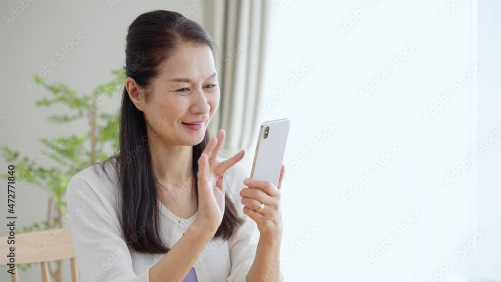 60p　スマホを使うシニア女性