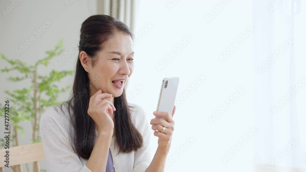 60p スマホを使うシニア女性 60p スマホを使うシニア女性