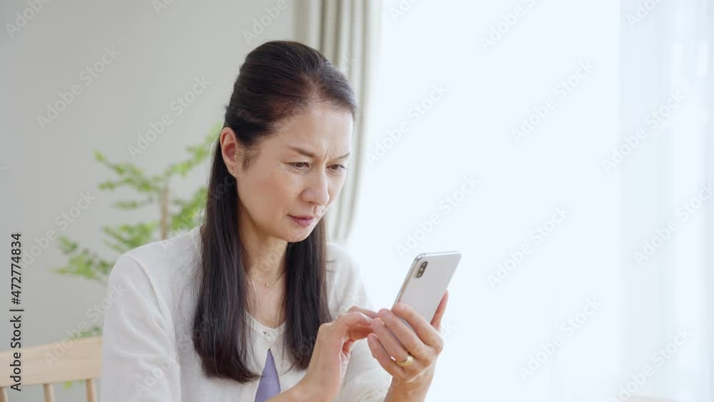 60p スマホを使うシニア女性 60p スマホを使うシニア女性