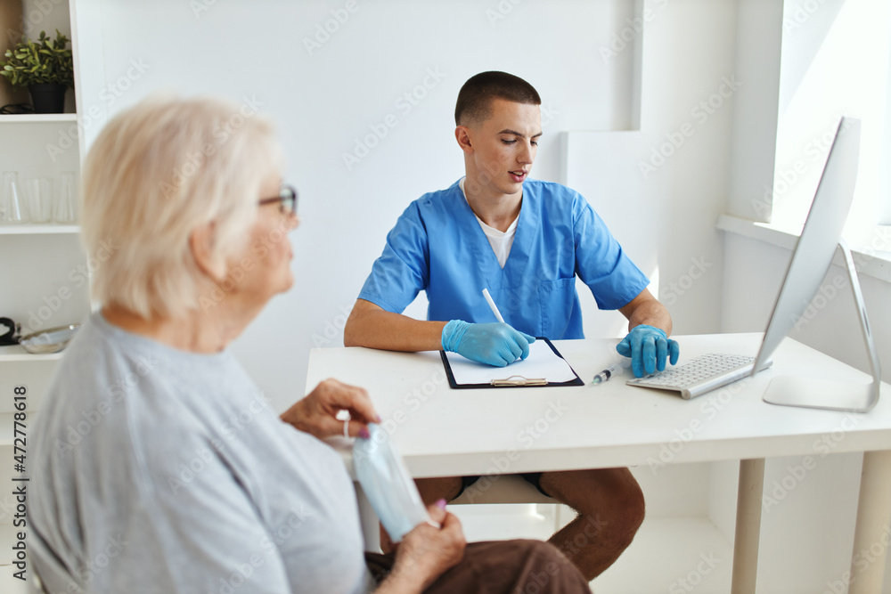 Obraz premium patient talking to doctor hospital visit