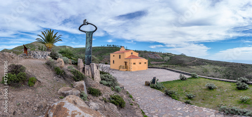 La Gomera - Denkmal Silbo Gomero und Kapelle Ermita de San Francisco de Asis am Aussichtspunkt Mirador de Igualero photo