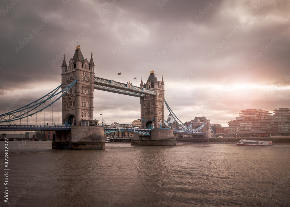 Obraz premium Tower Bridge, London - a winter sunset