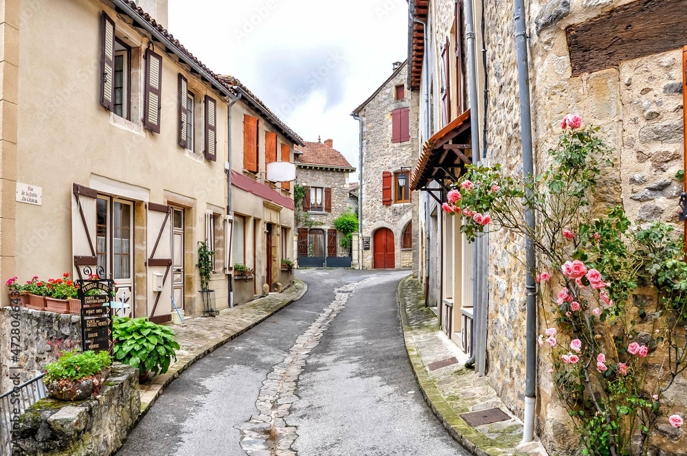 Peyrosse-le-Roc is located on a pass between two beautiful green valleys. The houses were almost all built in the eighteenth century and the whole breathes a friendly southern atmosphere