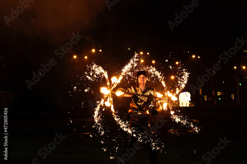 A man shows a fiery performance at night. © Юлия Усикова
