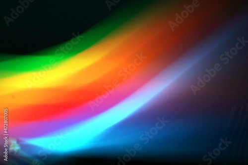 Luz de neòn a travès de un prisma produce un arcoirirs multicolor forma bella  ilustraciòn de diseños de fondos. photo
