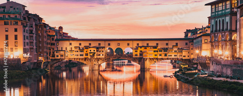 Fototapeta Naklejka Na Ścianę i Meble -  ponte Vecchio on river Arno at night, Florence, Italy