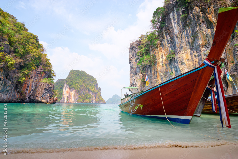 Obraz premium Beautiful landscape with traditional longtail boats, rocks, cliffs, tropical beach. Krabi, Thailand.