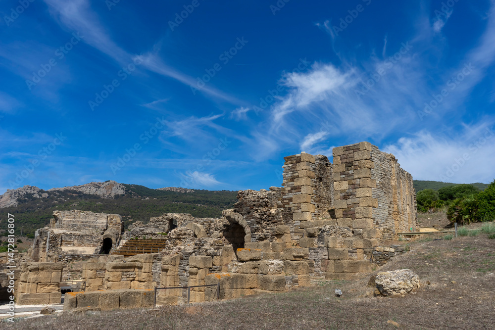 vistas del antiguo teatro romano de la antigua villa romana de baelo claudia en el parque natural del estrecho, Andalucía  - obrazy, fototapety, plakaty 