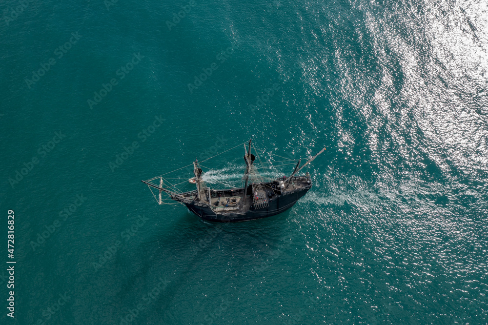 vista de la Nao Victoria navegando en mar abierto