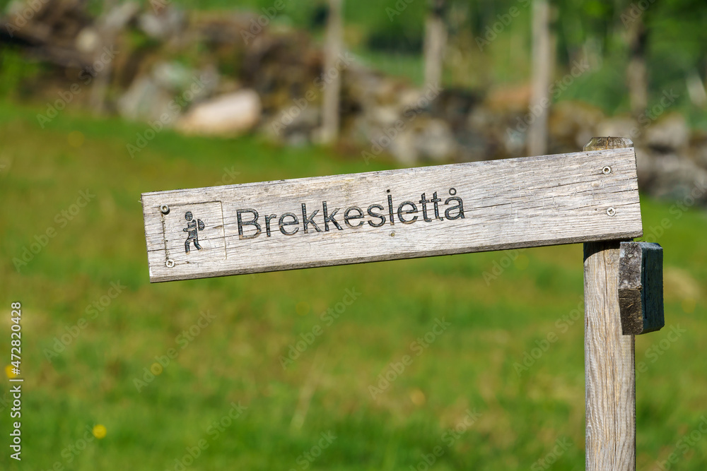 Hiking sign to Brekkeslettaa.