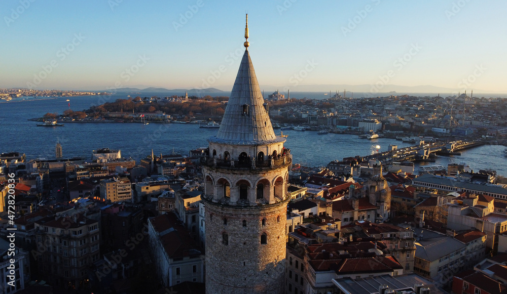 Naklejka premium Aerial view of Galata Tower and the Golden Horn junction with Bosphorus strait in Istanbul, Turkey, during sunset.