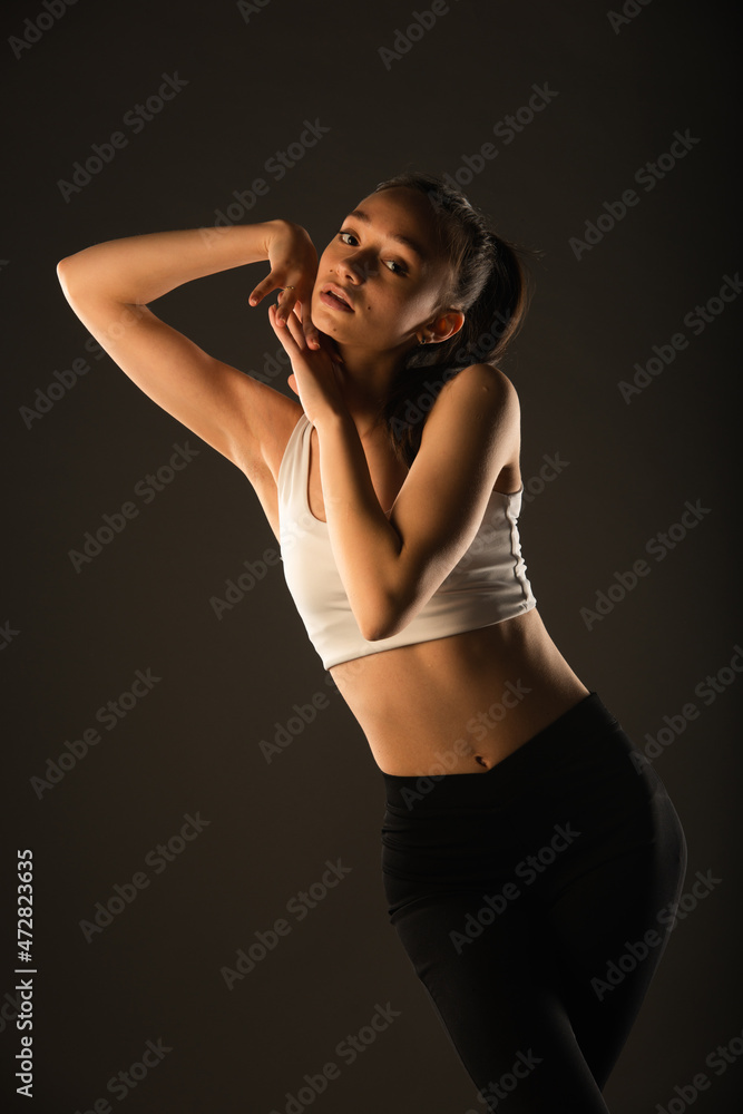 Obraz premium Posing with her hands on her face