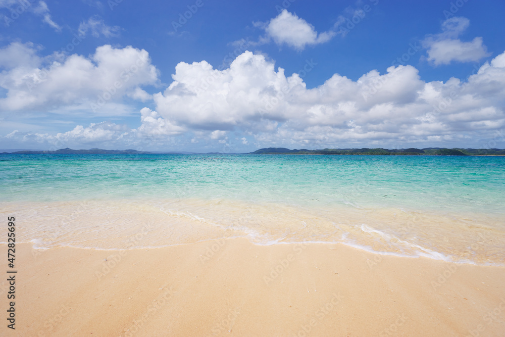 Fototapeta premium Beautiful seascape. Sandy beach with blue clear water.