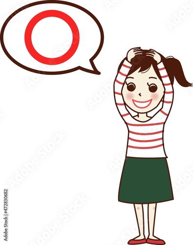 「丸」のポーズをする笑顔の若い女性。