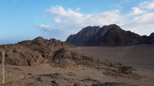 image of the desert and mountains on the Sinai Peninsula at sunset. The Sinai Desert is an attraction accessible to vacationers of all resort areas of Charm.excursion in Egypt.