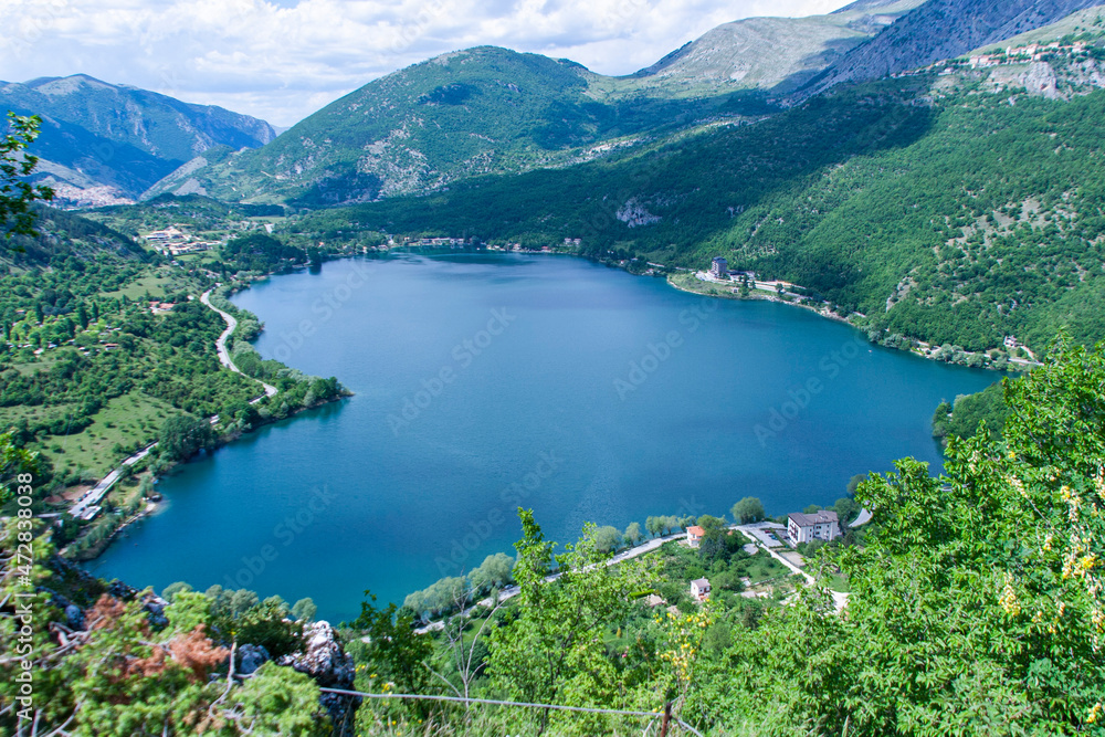 The famous heart-shaped lake of Scanno is a jewel set in the heart of Italy, between the Marsicani Mountains, in the upper valley of the Sagittario River, in Abruzzo