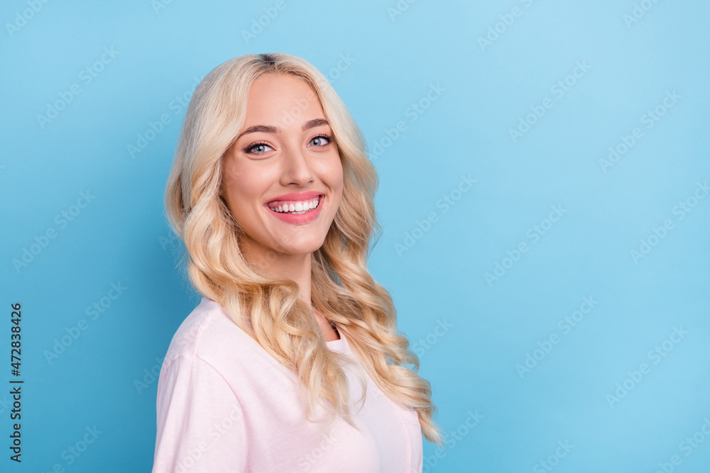 Photo portrait blonde woman smiling in white clothes isolated pastel blue color background copyspace Photo portrait blonde woman smiling in white clothes isolated pastel blue color background copyspace