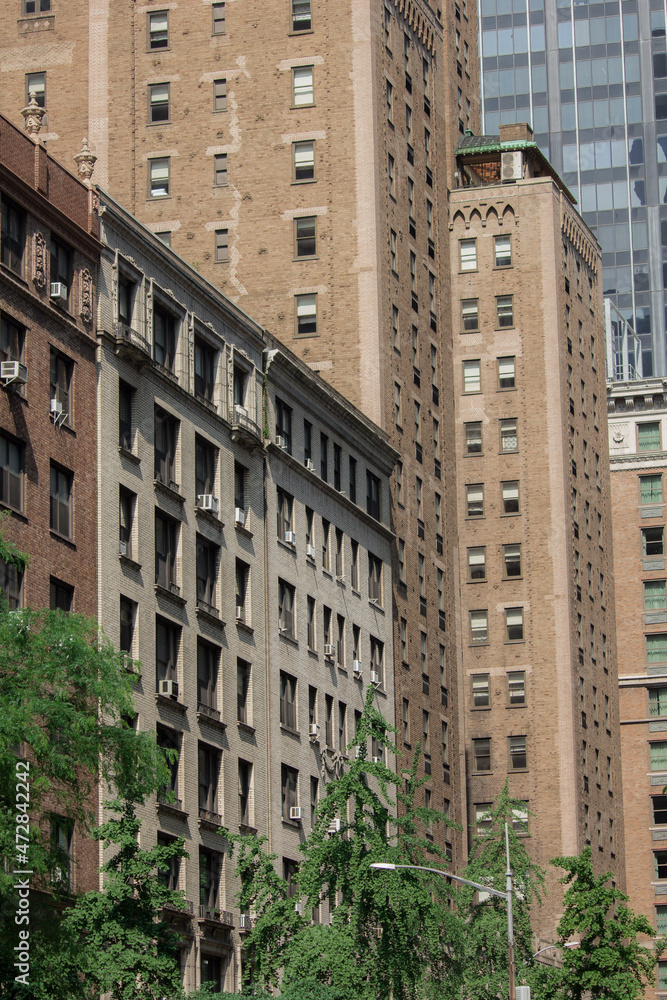 New Yorck City during the day with buildings and clear skies