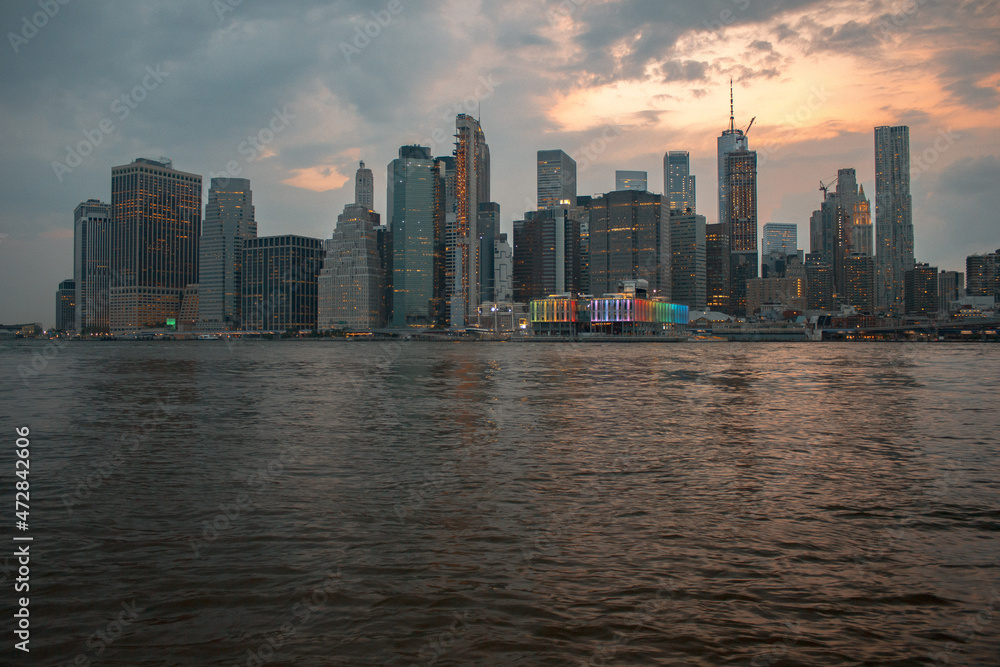 Fototapeta premium New Yorck City during the day with buildings and clear skies