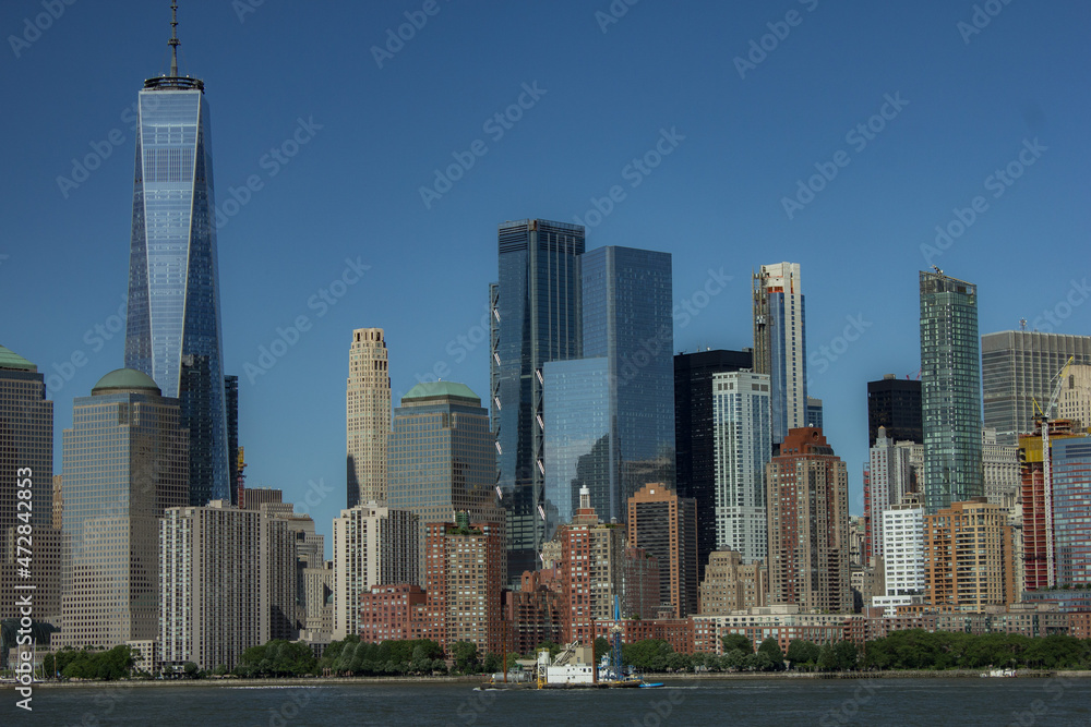 New Yorck City during the day with buildings and clear skies