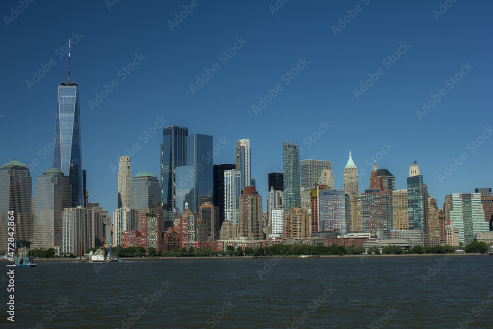 New Yorck City during the day with buildings and clear skies