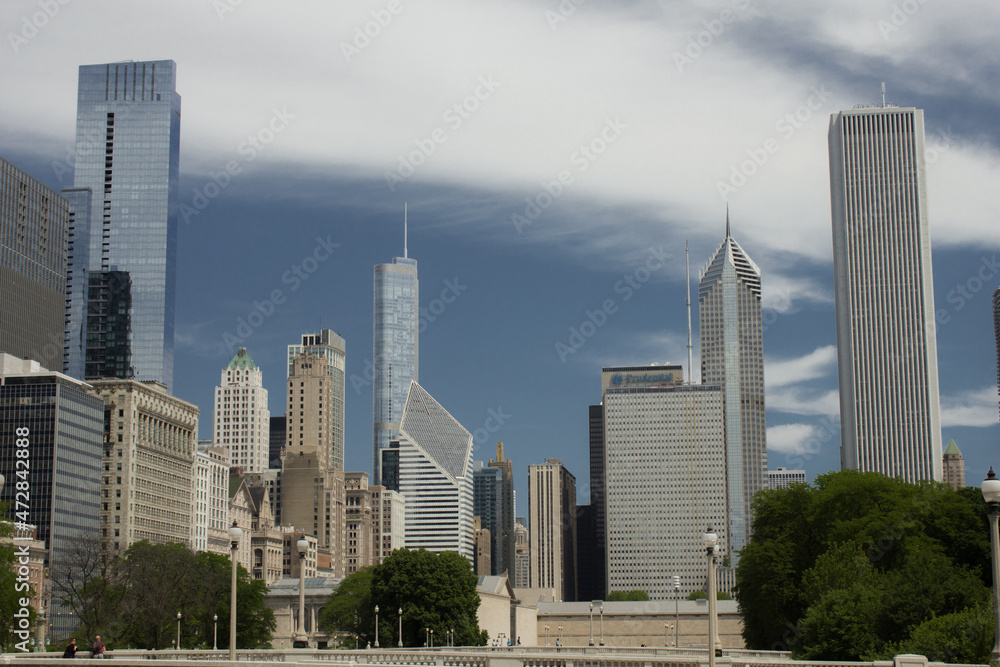 Fototapeta premium Street photo in Chicago with clear skies and buildings