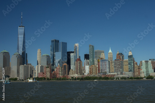 New Yorck City during the day with buildings and clear skies