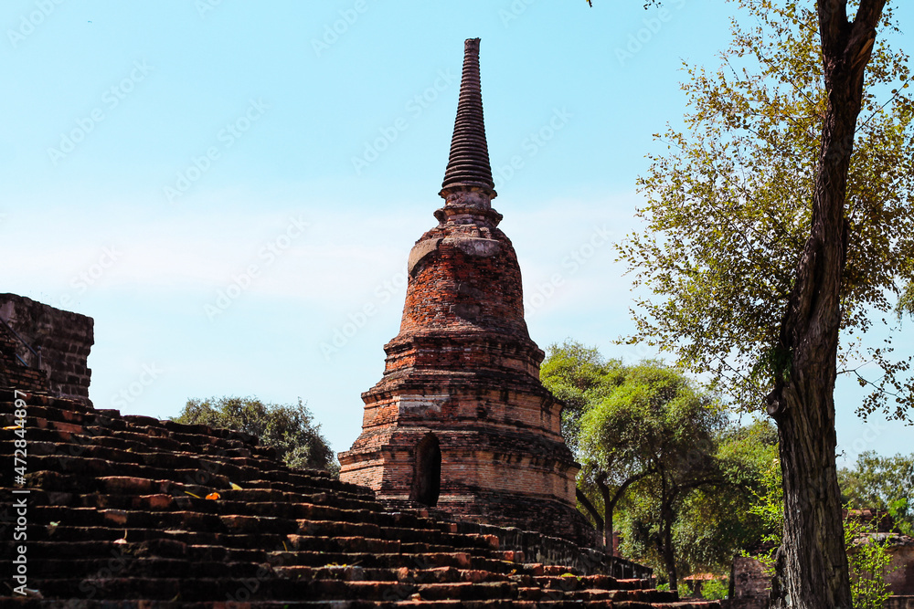 Fototapeta premium Majestic ancient ruins in Wat Mahathat inside the famous heritage site of Ayutthaya Historical Park in Thailand
