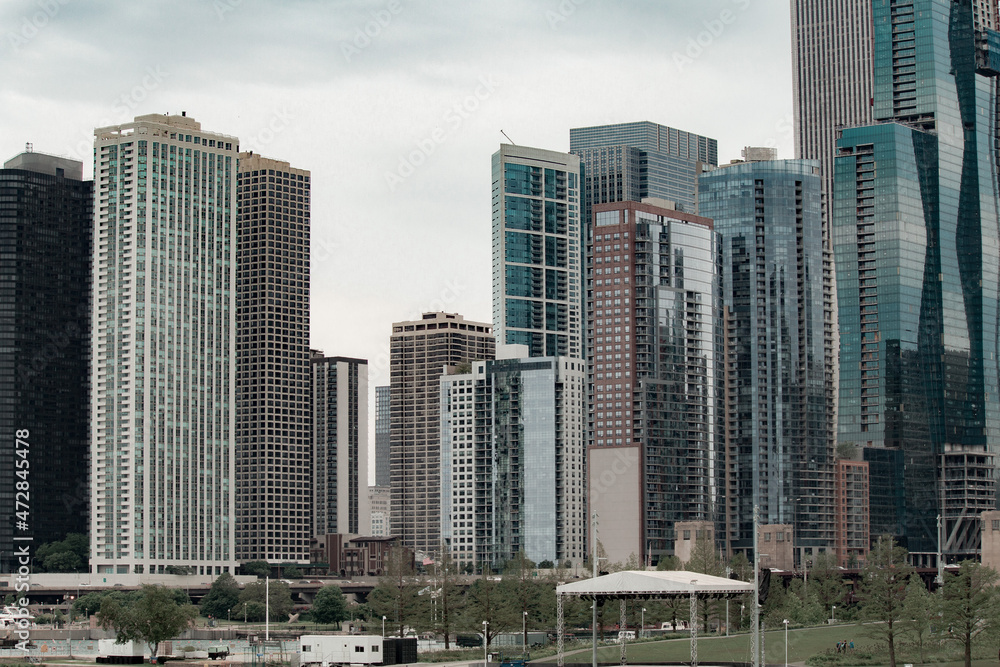 Obraz premium Street photo of Chicago with clear skies and buildings