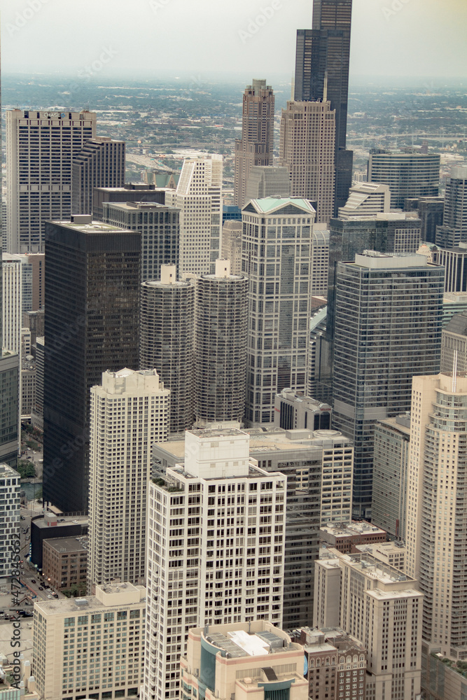 Fototapeta premium Street photo of Chicago with clear skies and buildings