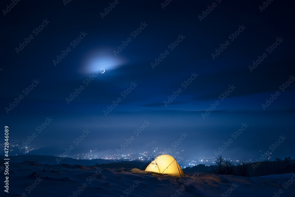 Obraz premium Winter hike with a tent