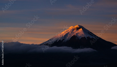 Vista del volcan Cotopaxi desde el volcan Pasochoa // 6am// Quito-Ecuador photo