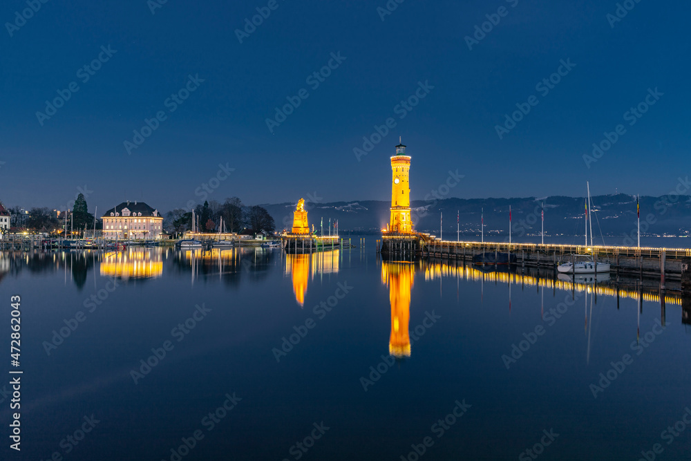 Obraz premium BEleuchteter Seeahfen von Lindau Bodensee bei Nacht
