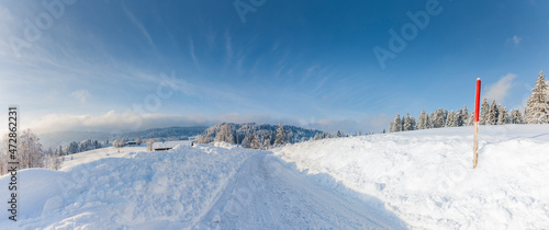 Märchenhafte Schneelandschaft an einem sonnigen Wintertag