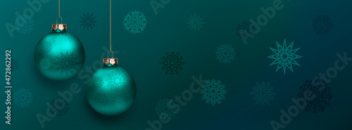 Glänzend Türkisfarbene  Weihnachtskugel am Band  isoliert auf weissem Hintergrund