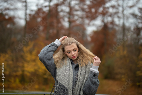 Wunderbare Sch  ne Frau mit Blondem Haar  und Grauen Mantel in der Winter Zeit in Berlin