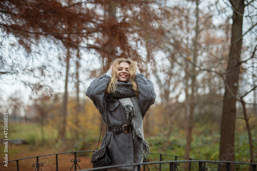 Wunderbare Schöne Frau mit Blondem Haar und Grauen Mantel in der Winter Zeit in Berlin