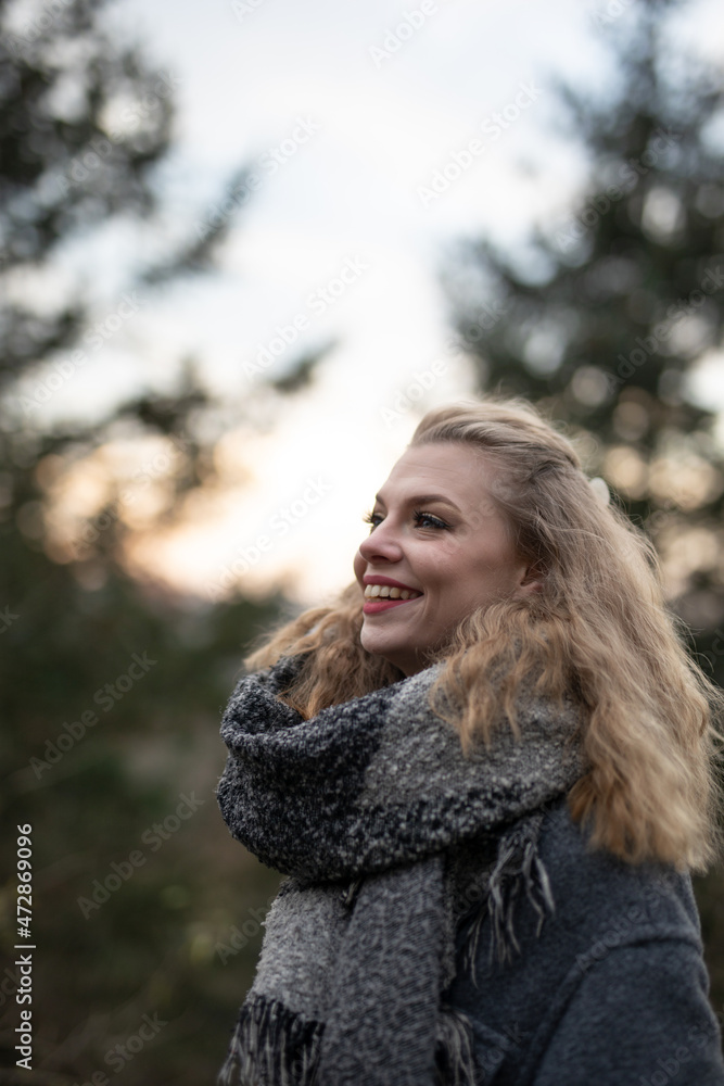Wunderbare Schöne Frau mit Blondem Haar und Grauen Mantel in der Winter Zeit in Berlin Wunderbare Schöne Frau mit Blondem Haar und Grauen Mantel in der Winter Zeit in Berlin