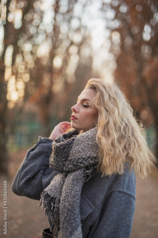 Wunderbare Schöne Frau mit Blondem Haar und Grauen Mantel in der Winter Zeit in Berlin Wunderbare Schöne Frau mit Blondem Haar und Grauen Mantel in der Winter Zeit in Berlin