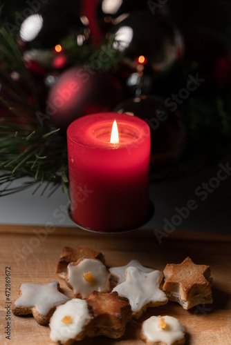 rote Kerze zum ersten Advent  gem  tliche Weihnachtszeit  Flamme